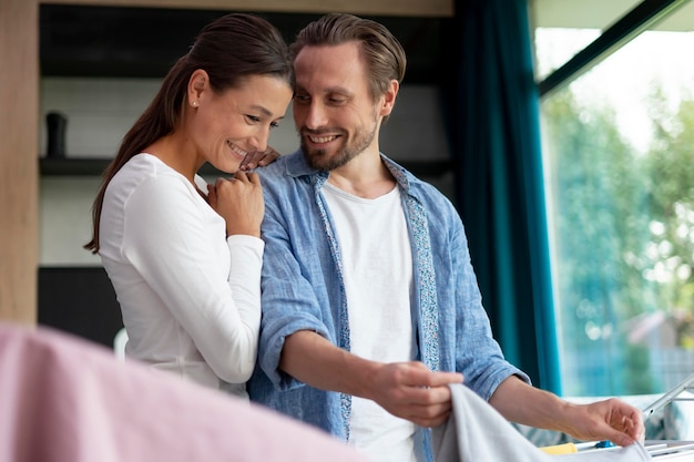 Gros plan sur un couple à la maison partageant des moments tendres