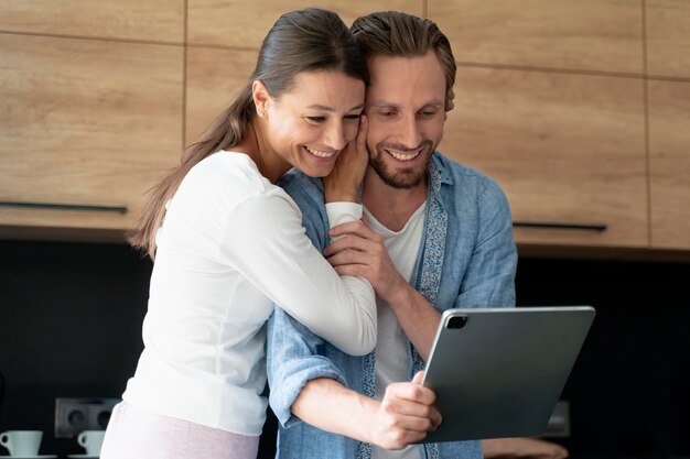 Gros plan sur un couple à la maison partageant des moments tendres