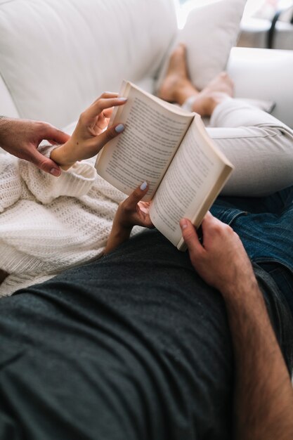 Gros plan, couple, mensonge, divan, lecture, livre