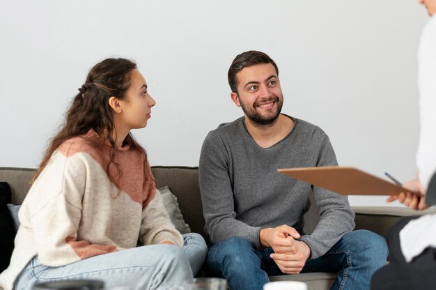 Gros plan couple parlant au thérapeute