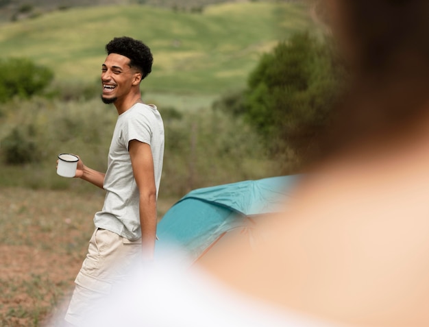 Photo gratuite gros plan couple passer du temps dans la nature