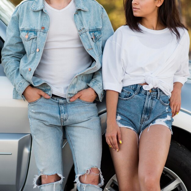 Gros plan, couple, poser, près, voiture