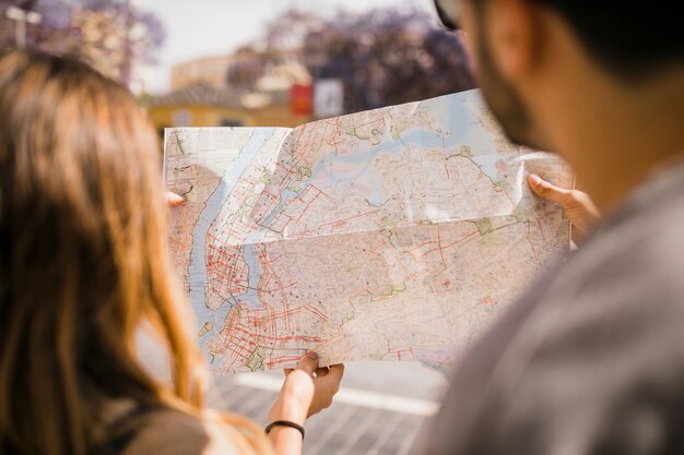 Gros plan, couple, regarder carte