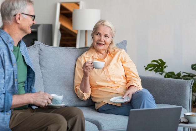 Gros plan couple de retraités ensemble