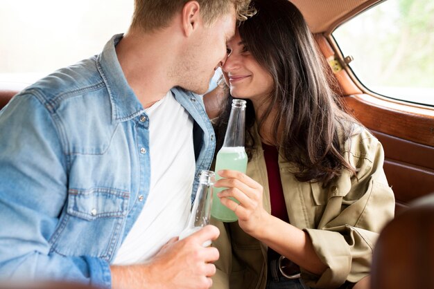 Gros plan couple romantique à l'intérieur de la voiture