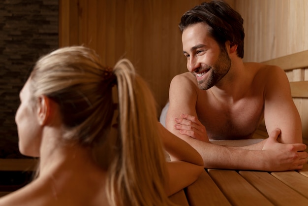 Photo gratuite gros plan sur un couple se relaxant dans le sauna