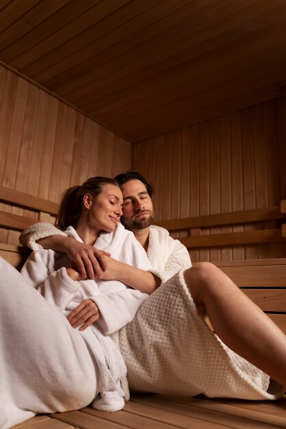 Gros plan sur un couple se relaxant dans le sauna