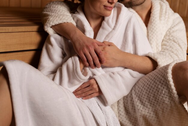 Gros plan sur un couple se relaxant dans le sauna