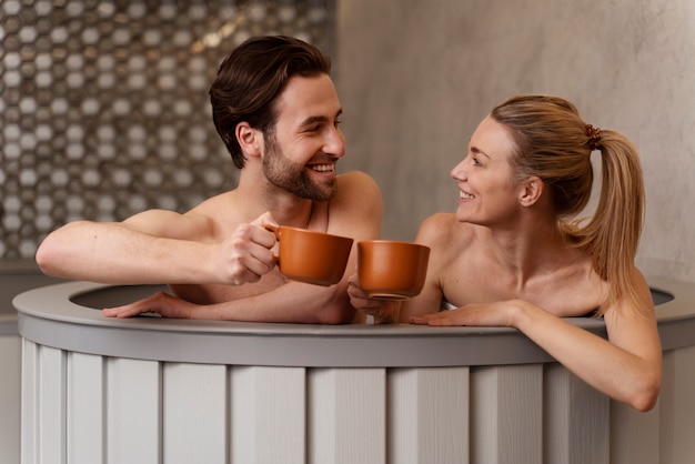 Gros plan sur un couple se relaxant dans le sauna