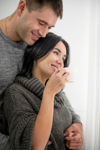 Gros plan sur un couple souriant à la maison