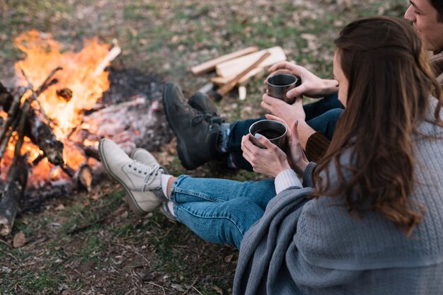 Gros plan, couple, tenue, café, tasses