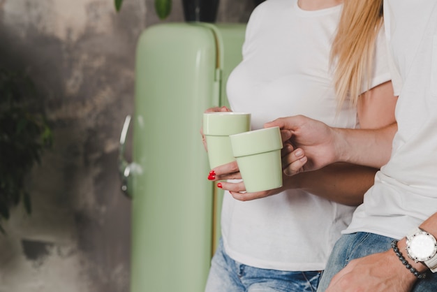 Gros plan, couple, tenue, tasse café