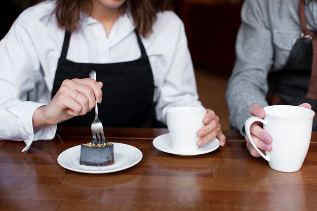 Gros plan, couple, tenue, tasses café