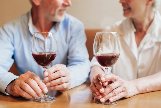 Gros plan, couple, à, verres vin rouge