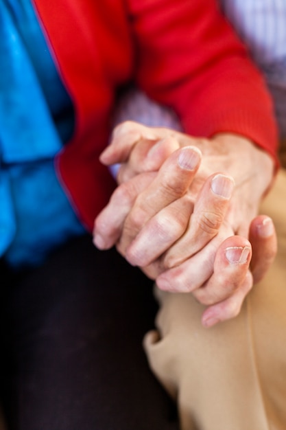 Gros plan, couples aînés, tenant mains