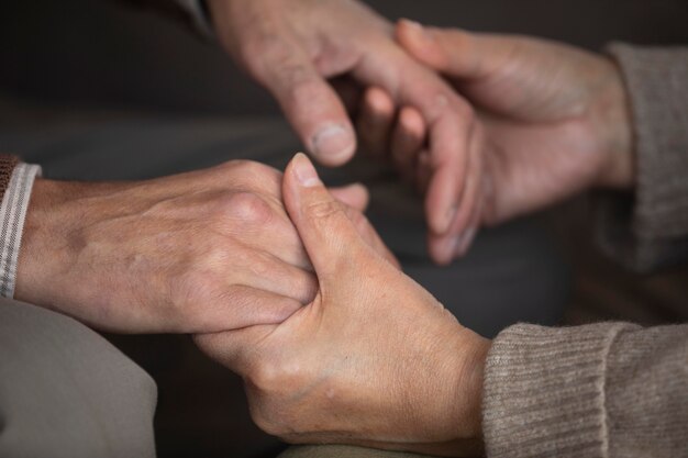 Gros plan, couples aînés, tenant mains