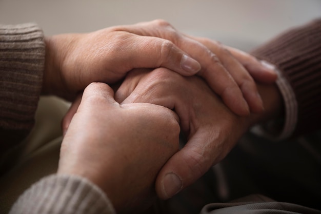 Gros plan, couples aînés, tenant mains