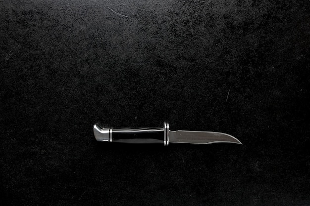 Gros plan d'un couteau de poche avec une poignée noire