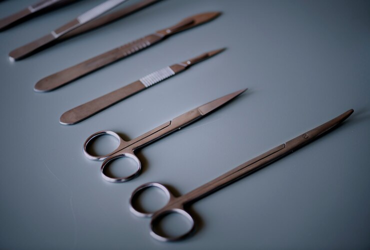Photo gratuit gros plan de couteaux de chirurgie mis isolé