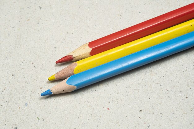 Gros plan de crayons colorés sur une surface grungy