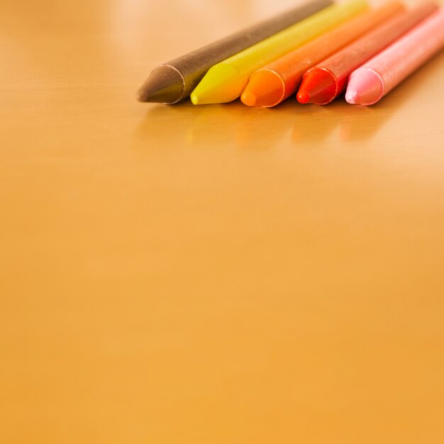 Gros plan de crayons colorés