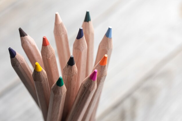Gros plan sur des crayons de couleur pour dessiner sur un espace de copie d'arrière-plan flou.