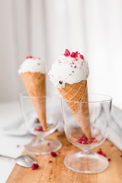 Gros plan de la crème glacée dans des verres