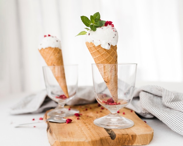 Gros plan de la crème glacée dans des verres