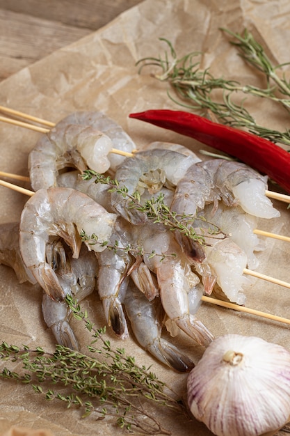 Gros plan de crevettes crues sur un papier sulfurisé