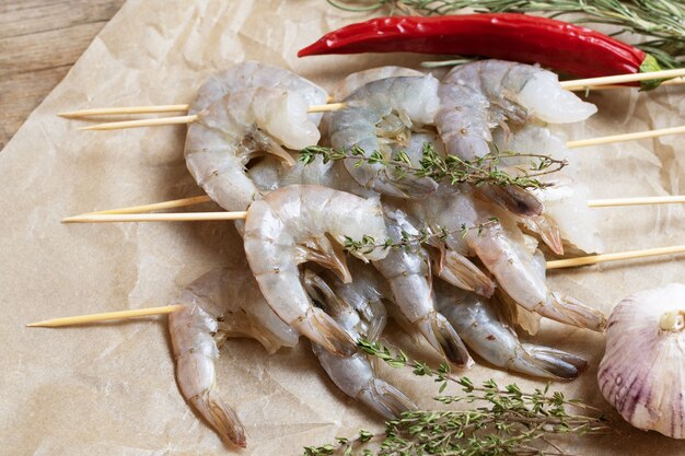 Gros plan de crevettes crues sur un papier sulfurisé