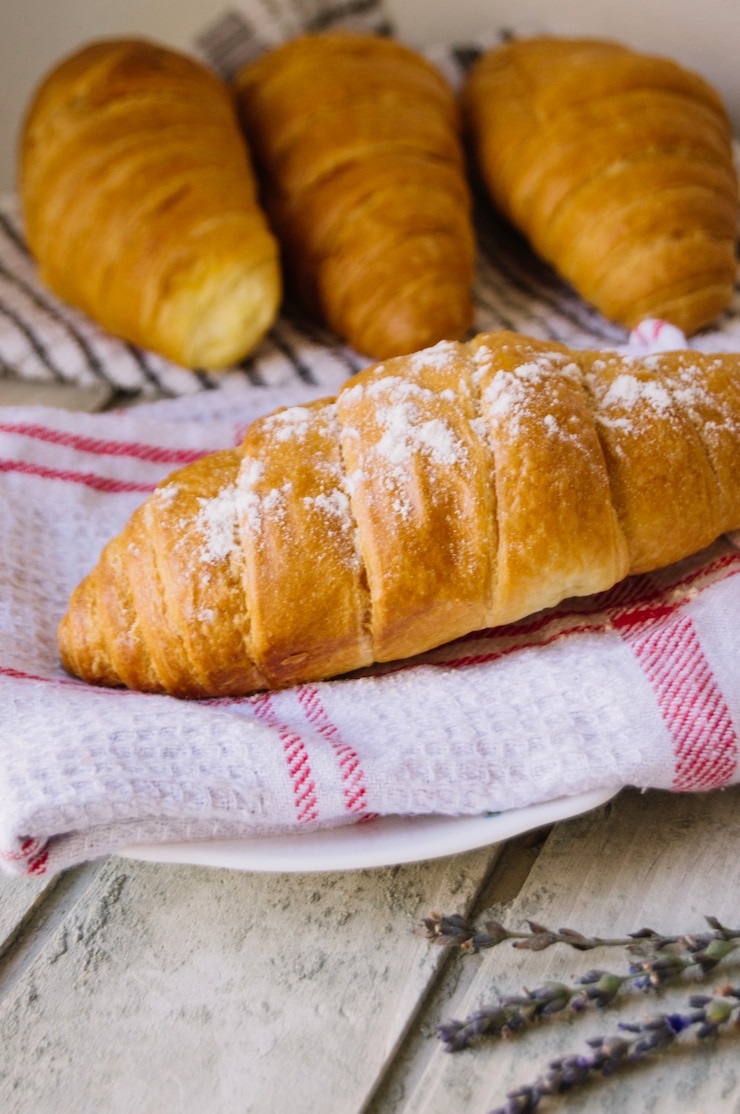 Photo gratuit gros plan croissant sur une serviette