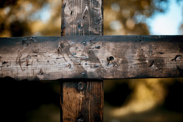 Gros plan d'une croix en bois brûlé