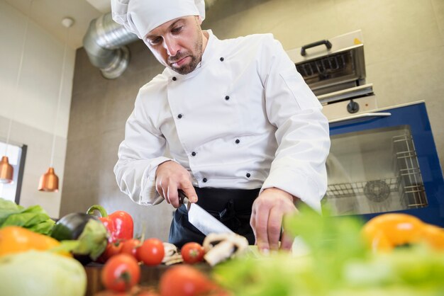 Photo gratuite gros plan sur la cuisine du chef dans la cuisine du restaurant