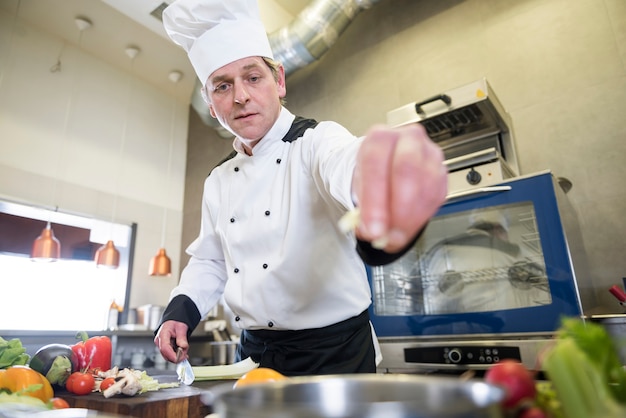 Photo gratuite gros plan sur la cuisine du chef dans la cuisine du restaurant