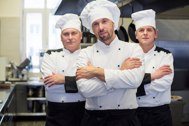 Gros plan sur la cuisine du chef dans la cuisine du restaurant