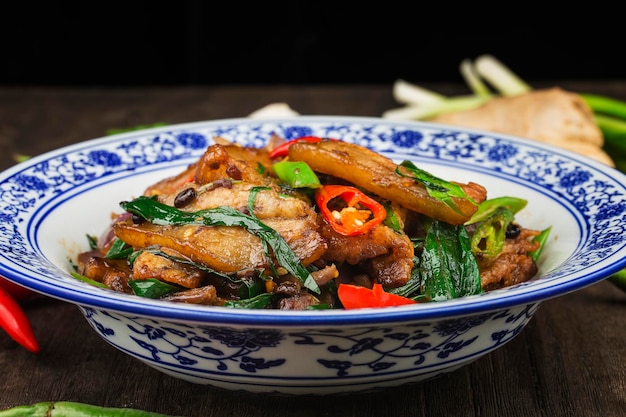Gros plan sur l'une des cuisines chinoises les plus populaires de la province du sichuan porc cuit deux fois