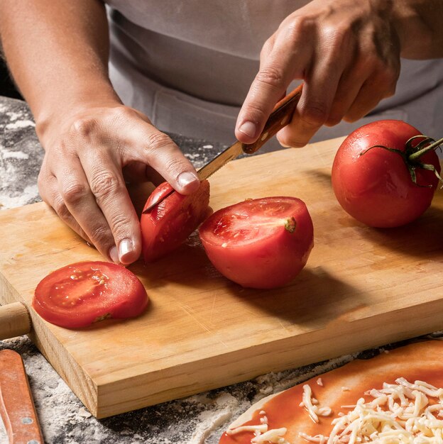 Gros plan, cuisinier, découpage, tomate