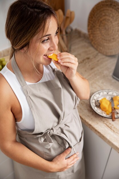 Gros plan sur la cuisson d'une jeune femme enceinte