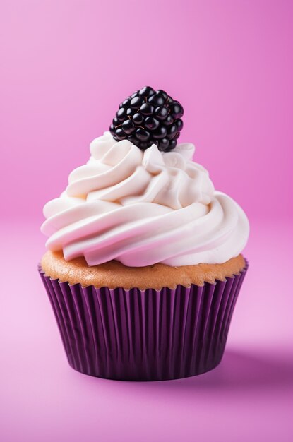 Gros plan sur un cupcake aux mûres