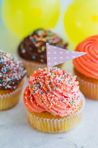 Gros plan de cupcake avec drapeau décoratif