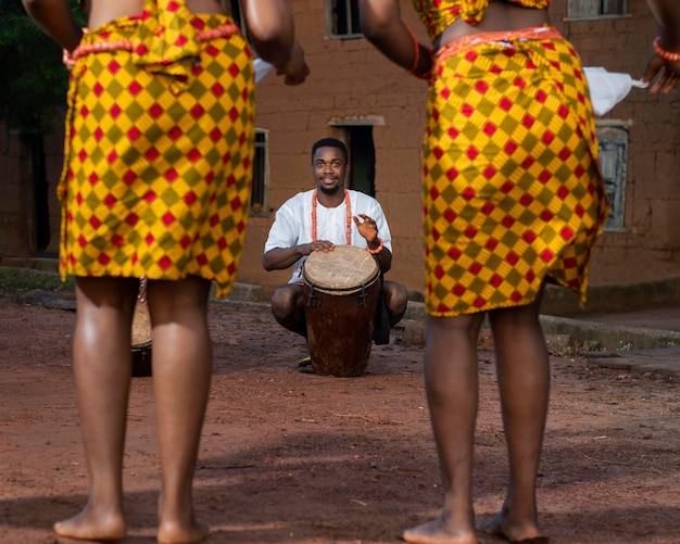 Gros plan des danseurs traditionnels au nigeria