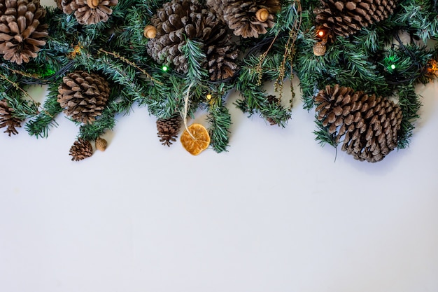 Gros plan de la décoration de Noël avec des pommes de pin