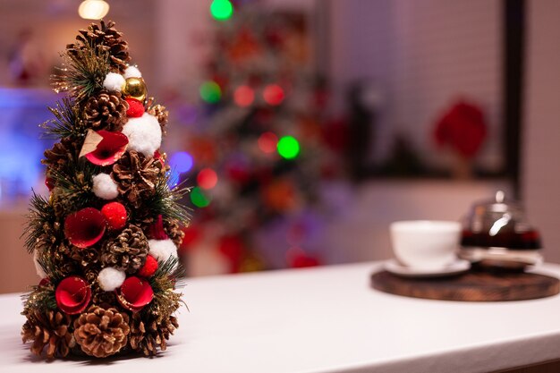 Gros plan des décorations d'arbres de Noël dans la cuisine de fête