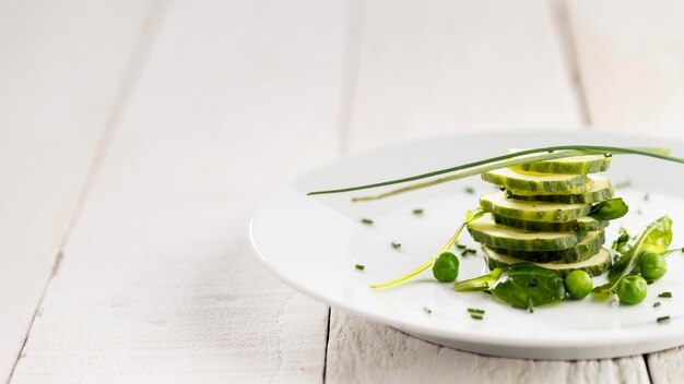 Gros plan d'une délicieuse salade sur une assiette blanche