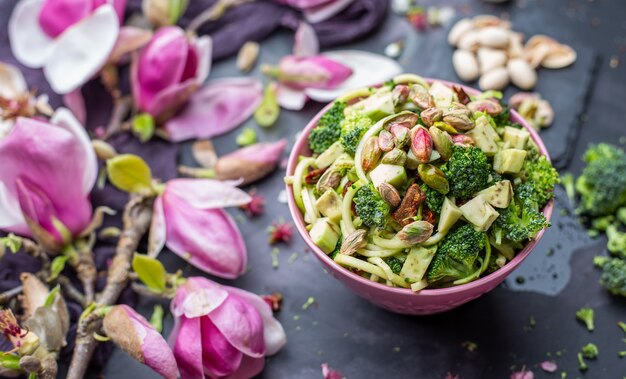 Gros plan de la délicieuse salade végétalienne dans le bol