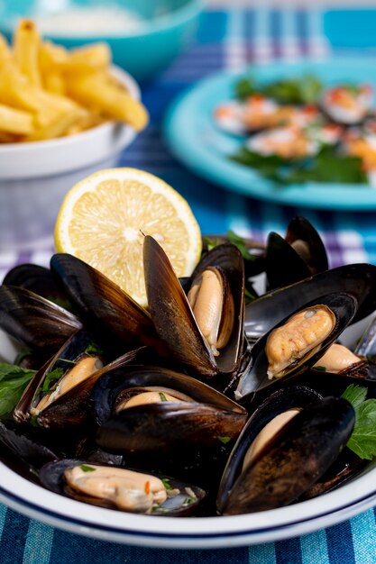 Gros plan de délicieuses coquilles de moules