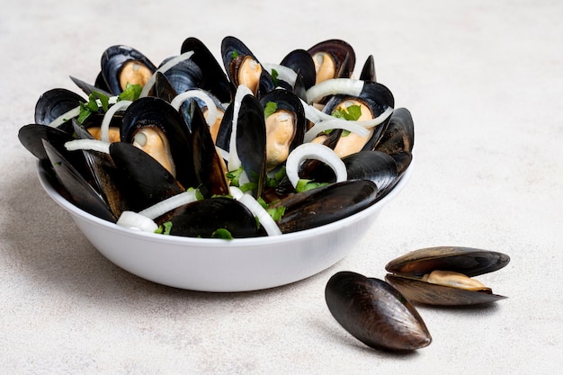 Gros plan de délicieuses moules au persil