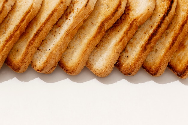 Gros plan sur un délicieux arrangement de toasts