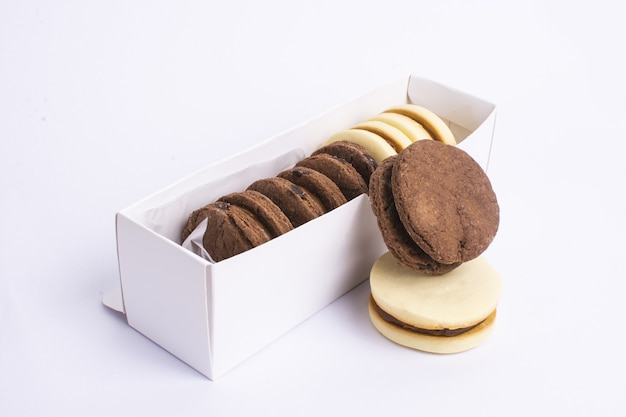 Gros plan de délicieux biscuits au chocolat contre un tableau blanc