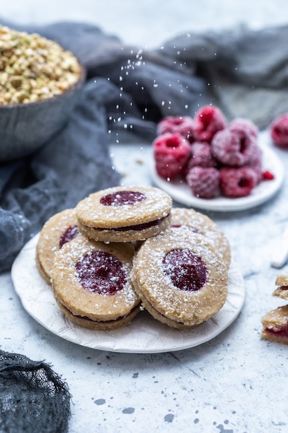 Gros plan de délicieux biscuits faits maison avec des framboises surgelées